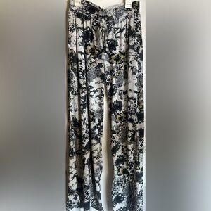 L/XL Women’s Flowy Elephant Pants 100% Polyester With Pockets